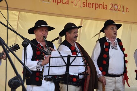 Piąty dzień Tygodnia Kultury Beskidzkiej w Wiśle - występy na małej estradzie na Pl. B. Hoffa - Zespół Wisła Plus